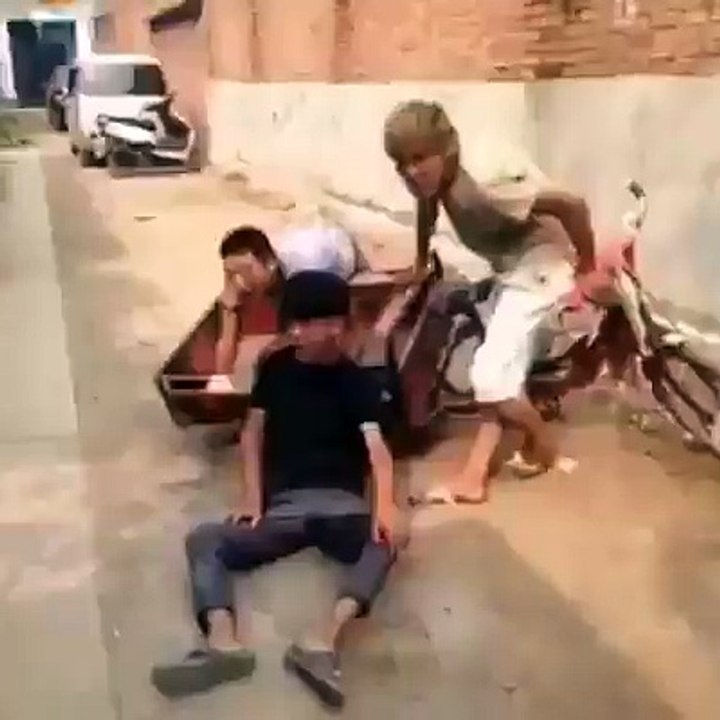 :) Şakada sınır tanımayanlar. rampant in the joke. ampante dans la plaisanterie.