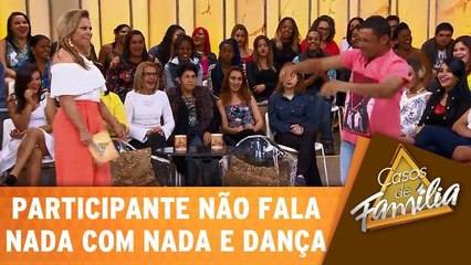 Participante não fala nada com nada e dança no palco
