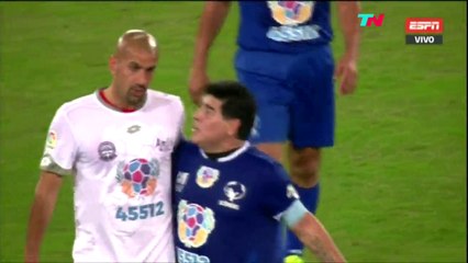 Maradona clash Veron en plein match pour la paix...!