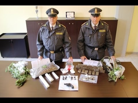 Fondi (LT) - Droga e pistola scacciacani in casa, arrestato 54enne (11.10.16)