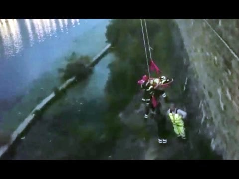 Firenze - Ragazza cade dalla spalletta dell'Arno, recuperata dai Vigili del Fuoco (07.10.16)