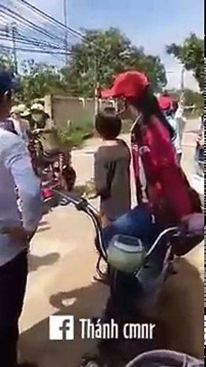Thiếu nữ cầm xăng đốt trường -- VN Nói Là Làm