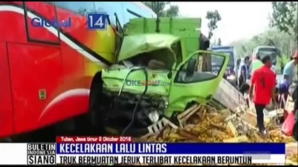 Truk Bermuatan Jeruk Alami Kecelakaan Beruntun