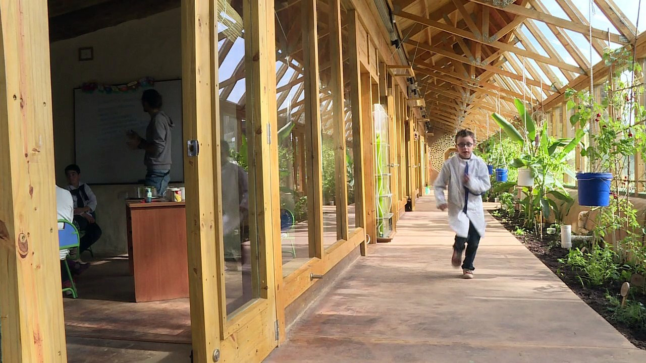 Eine Schule aus alten Flaschen und Reifen