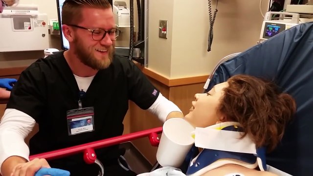 Une jeune fille sous anesthésie flirte avec son medecin et lui dit qu' elle l'aime