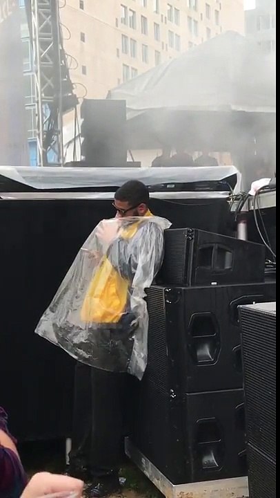 Ce gars de la sécu aime les basses... Collé aux baffles en plein festival