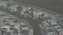 İstanbul'da Trafiği Kilitleyen Olay! Hareket Halindeki Araçtan Yola Attılar