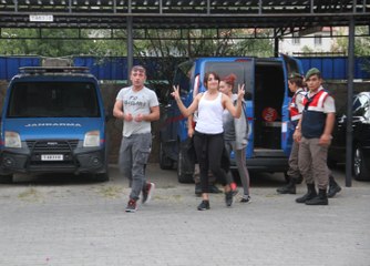 Suçüstü Yakalanan İnsan Taciri Kadının Pişkinliği! Zafer İşareti Yaptı