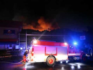 Fuego consume bodegas del Grupo Rey