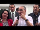 Ángel elaborado con armas y municiones. Armas por comida y medicina.