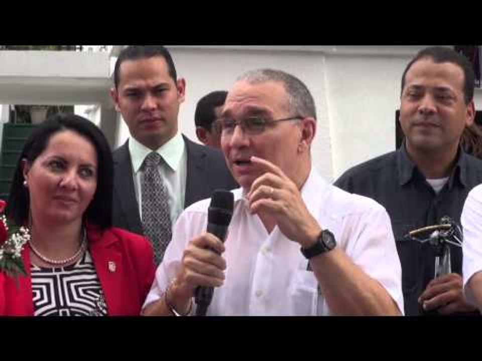 Ángel elaborado con armas y municiones. Armas por comida y medicina.