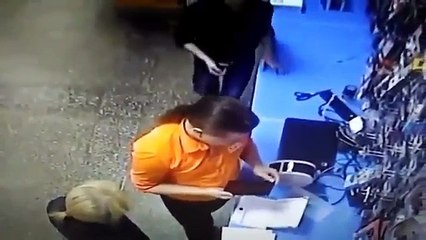 Debil z nożyczkami vs gniazdko