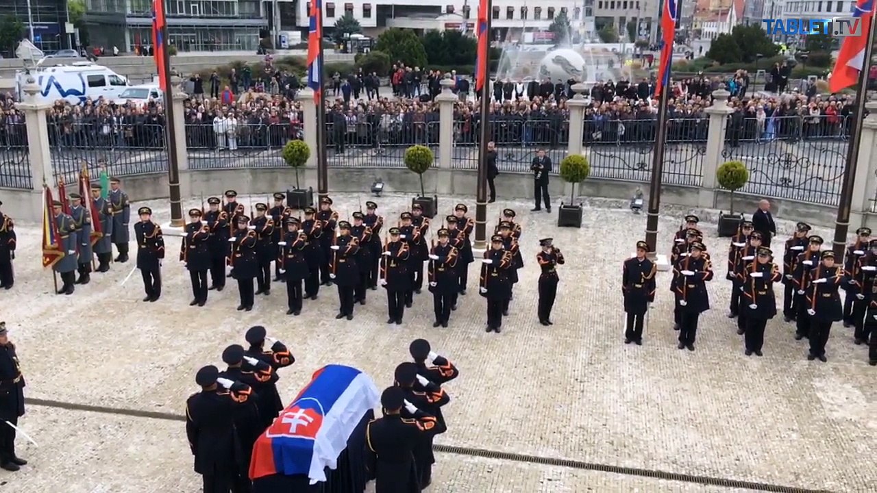 ZÁZNAM: Čestná stráž prezidenta SR sa s M. Kováčom rozlúčila vojenskými poctami