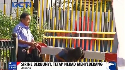 Pejalan Kaki Keluhkan Penutupan Perlintasan KA Senen