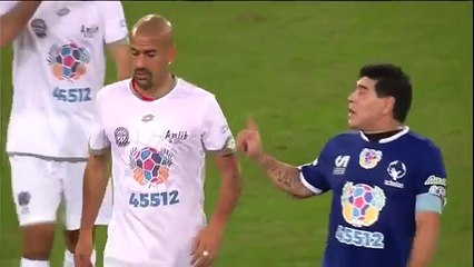 Maradona s’embrouille pendant un match de foot pour la paix !