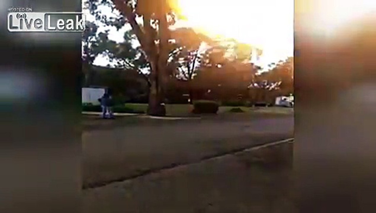 Il se rate totalement lors de l'abattage d'un arbre et explose son Mobil-Home