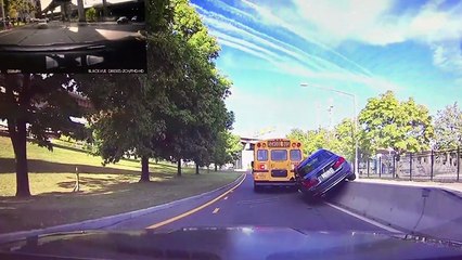 Descargar video: Instant karma pour un conducteur pressé