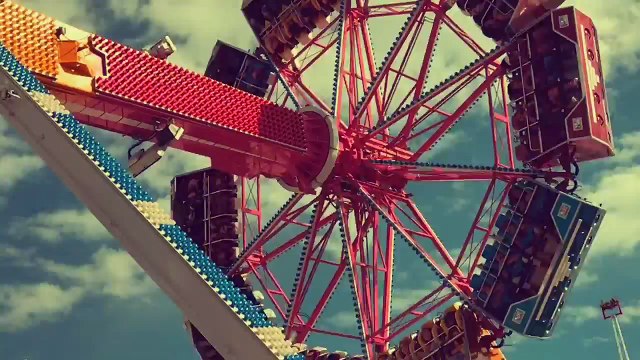 Gros vomi d'un gamin filmé en slow motion au parc d'attraction