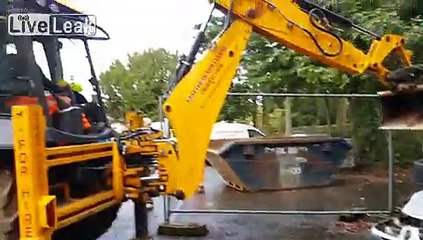 Détruire une Clio à la pelleteuse... Mais pourquoi????
