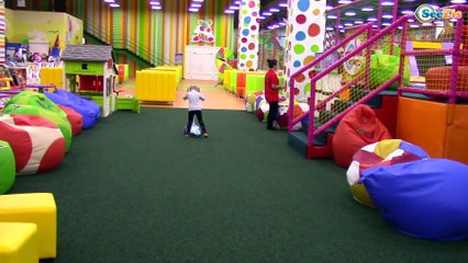 VLOG Ярослава в НОВОМ ОГРОМНОМ Развлекательном Центре Катаемся на машинке Little Tikie Car