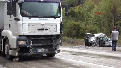 Karabük'te Tır Ile Çarpışan Otomobilin Sürücüsü Öldü, Eşi ve Oğlu Yaralandı