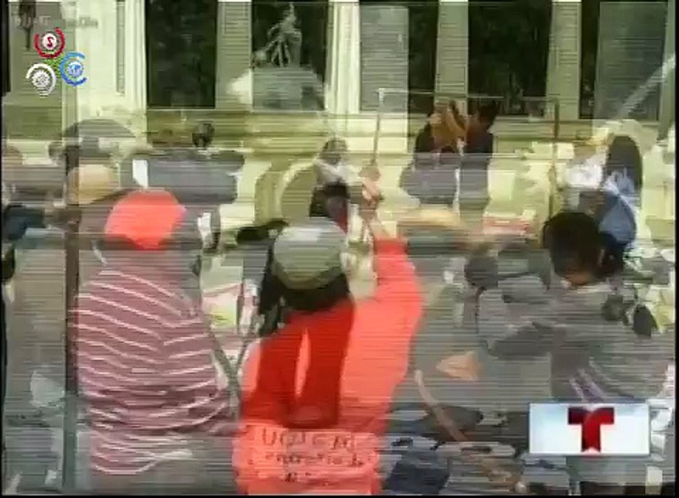 Arrastrando piñatas con forma de Donald Trump, decenas de inmigrantes, sus hijos y activistas