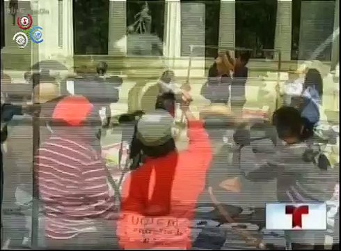 Arrastrando piñatas con forma de Donald Trump, decenas de inmigrantes, sus hijos y activistas