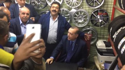 Kendisiyle Tokalaşan Yaşlı Adama Cumhurbaşkanı Erdoğan : Ben Senin Bu Kadar Kuvvetli Olduğunu...