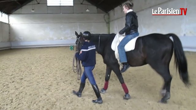 Des jeunes malvoyants découvrent l’univers de la Garde républicaine