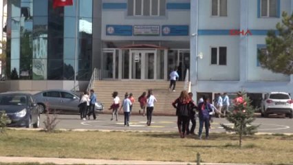 Sivas'ta 18 Öğrenci Gıda Zehirlenmesi Şüphesiyle Hastaneye Kaldırıldı