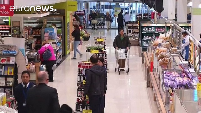 Guerra de preços por causa da desvalorização da libra deixou montras vazias nos supermercados britânicos