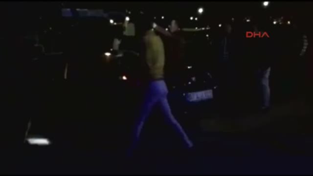 Zonguldak Denize Düşmek Üzere Olan Otomobili Vatandaşlar Kurtardı