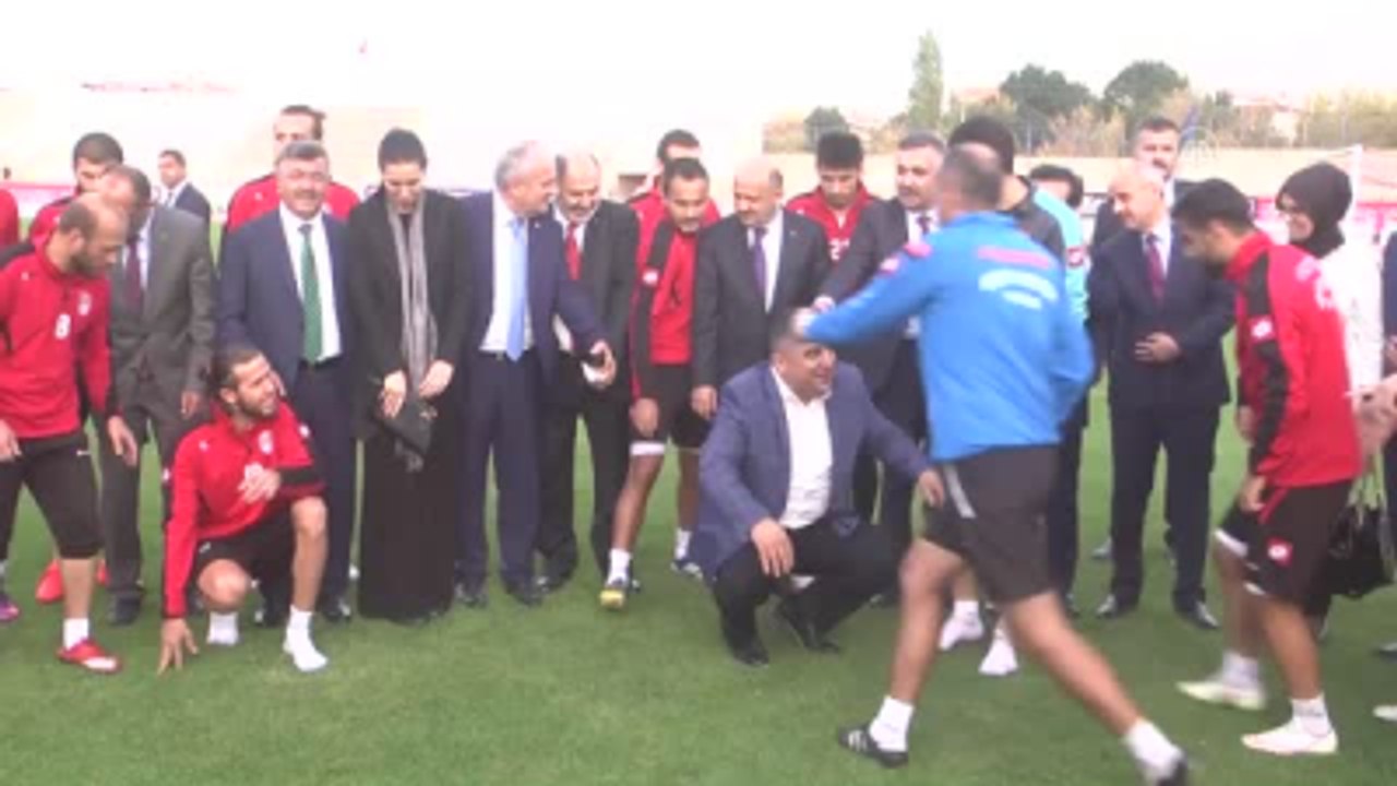 Bakan Işık, Niğde Belediyespor'lu Futbolcuları Ziyaret Etti
