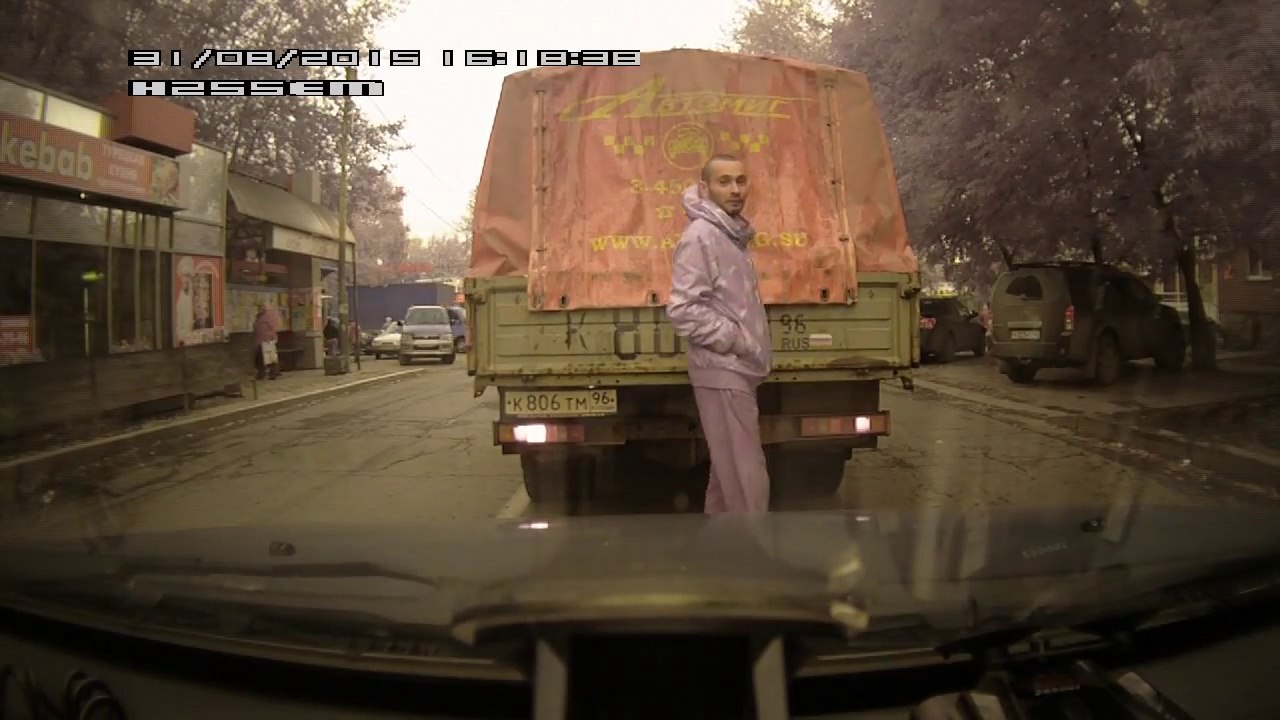 Un chauffeur descends de son camion et punit à coups de poing un voleur !