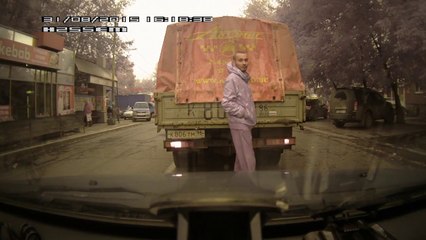 Un chauffeur descends de son camion et punit à coups de poing un voleur !
