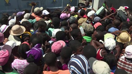 Haïti: 10 jours après, l'aide commence difficilement à arriver