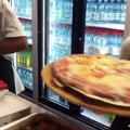 come tagliare la pizza familiare in meno di 4 secondi