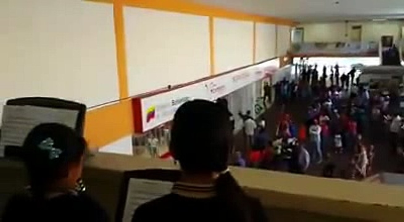 niños dan conciertos en colas de Venezuela realidad que tanto duele (falta poco maduro)