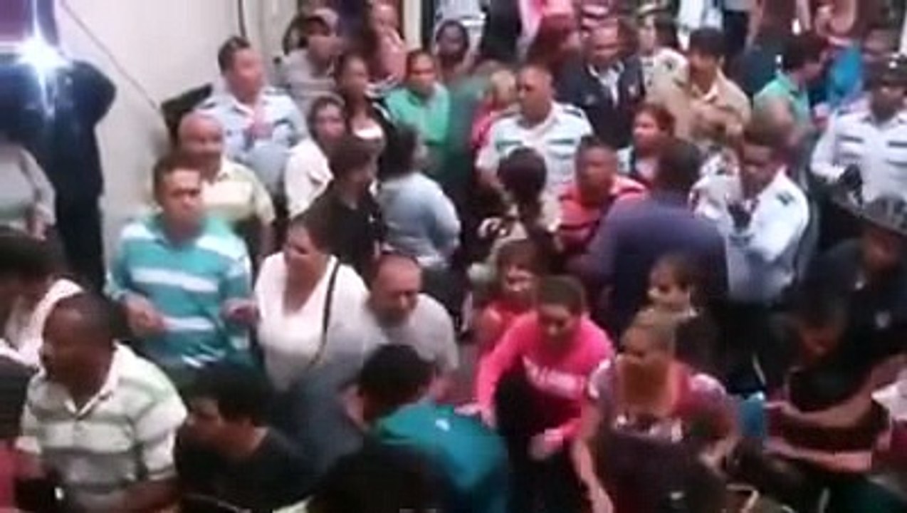 Problematica de Venezuela (Makro de Los Teques por jabón en polvo) escases, golpes!