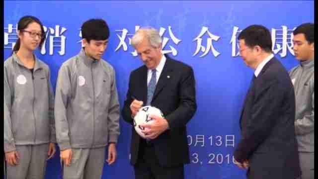 Tabaré Vázquez presenta en China la campaña contra el tabaquismo de Uruguay