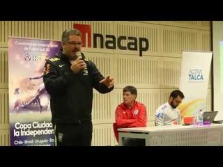 Rogério Micale dá aula para técnicos chilenos
