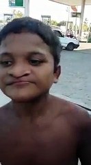 Incroyable il Sort sa Langue par le Nez !