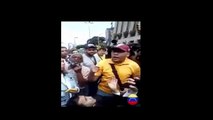 Chavista Agrede a reportero y este le responde la la siguiente manera