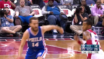 Joel Embiid colle une claquette dunk sur Marcin Gortat !