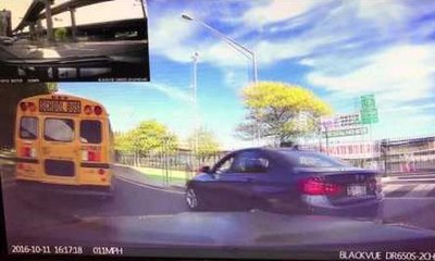 Un chauffeur en BMW percute un bus scolaire qui le fait monter sur une glissière de sécurité !