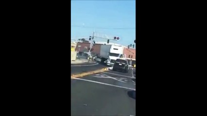 Un semi-remorque coincé sur une voie ferrée pulvérisé par un train
