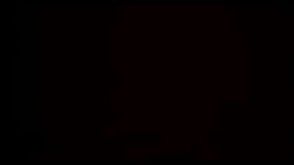 Cette femme se relaxe à sa manière au bord d'une piscine