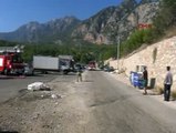 Antalya- Kemer Karayolu üzerindeki balıkçı barınağı girişinde patlama meydana geldi