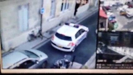 Des casseurs s’amusent à retourner une voiture de police dans la rue