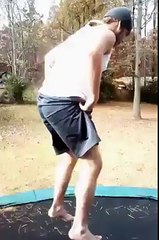 Ce mec est non seulement un pro du trampoline mais aussi un véritable cascadeur
